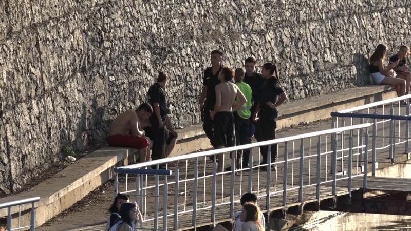 Susto en el arroyo: un joven se acalambr y casi se ahoga